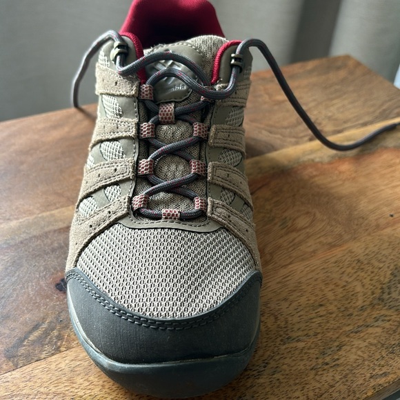 Women’s Columbia hiking shoes, sized 8.5; worn one time - Picture 7 of 7
